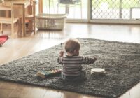 dziecko na dywanie